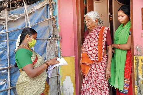 கிருஷ்ணகிரி நகராட்சி 33-வது வார்டில் ஒரு வீட்டில் பூத் சிலிப் வழங்கிய தேர்தல் பணியாளர்.