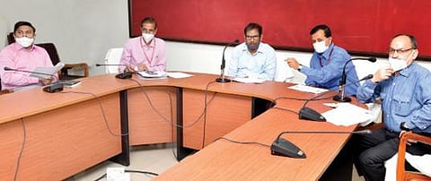 தேர்தல் பணியில் ஈடுபடும் அலுவலர்களுக்கு கணினி மூலம் பணி ஒதுக்கீடு செய்யும் பணி கிருஷ்ணகிரி ஆட்சியர் அலுவலகத்தில் நடந்தது. இந்நிகழ்ச்சியில், மாவட்ட தேர்தல் அலுவலர் ஆட்சியர் ஜெயசந்திர பானு ரெட்டி உள்ளிட்டோர் பங்கேற்றனர்.