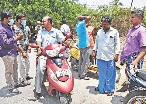 கிருஷ்ணகிரியில் முகக்கவசம் அணியாமல் பொது இடங்களில் சுற்றியவர்களிடம் சுகாதாரத்துறையினர் அபராதம் வசூலித்தனர். மேலும், முகக்கவசம் வழங்கி விழிப்புணர்வு ஏற்படுத்தினர்.