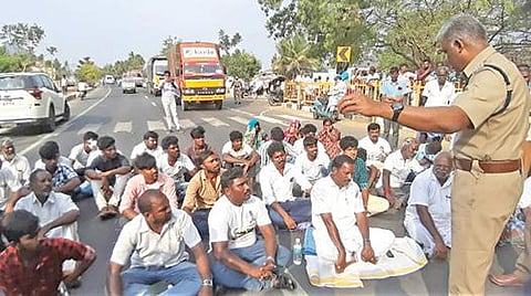 சேந்தமங்கலம் தொகுதி சுயேச்சை வேட்பாளர் சி. சந்திரசேகரன் நேற்று மாலை ஆதரவாளர்களுடன் நாமகிரிப்பேட்டை - ஆத்தூர் சாலையில் மறியலில் ஈடுபட்டார்.