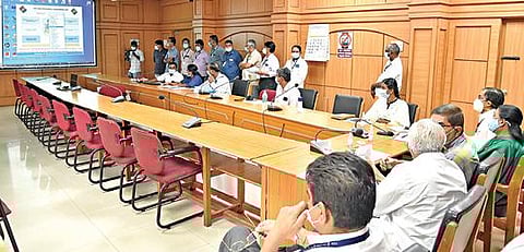 நாமக்கல் மாவட்டத்தில் உள்ள 6 சட்டப்பேரவைத் தொகுதியில் பணிபுரியும் வாக்குச்சாவடி அலுவலர்கள் நேற்று மாவட்ட ஆட்சியர் அலுவலகத்தில் கணினி மூலம் குலுக்கல் முறையில் தேர்வு செய்யப்பட்டனர்.