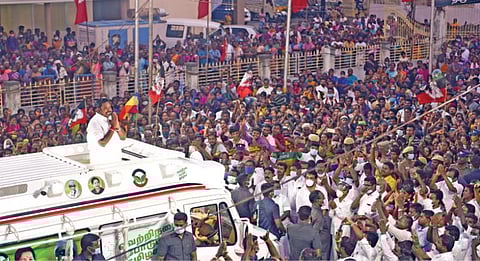 சேலம் மாவட்டம் எடப்பாடி பேருந்து நிலையம் அருகே முதல்வர் பழனிசாமி நேற்று மாலை இறுதி கட்ட தேர்தல் பிரச்சாரத்தில் ஈடுபட்டார். திரளான மக்களிடையே முதல்வர் பேசினார். படம்: எஸ். குரு பிரசாத்