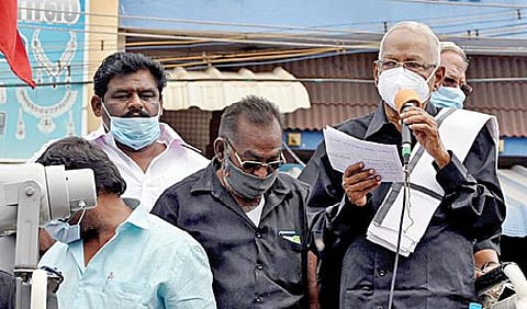 திருச்சி ஆழ்வார் தோப்பு பகுதியில் மேற்கு தொகுதி திமுக வேட்பாளர் கே.என்.நேருவுக்கு ஆதரவாக நேற்று பிரச்சாரத்தில் ஈடுபட்ட திராவிடர் கழக தலைவர் கி.வீரமணி.படம்: ஜி.ஞானவேல்முருகன்