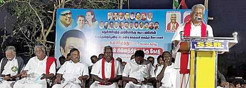 திருவாரூர் மாவட்டம் திருத்துறைப்பூண்டி புதிய பேருந்து நிலையம் அருகே நேற்று நடைபெற்ற நிறைவுநாள் பிரச்சாரத்தில் இந்திய கம்யூனிஸ்ட் கட்சி வேட்பாளர் மாரிமுத்துவை ஆதரித்து பேசுகிறார் அக்கட்சியின் மாநிலச் செயலாளர் இரா.முத்தரசன் .