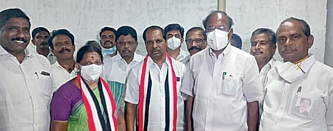 சேந்தமங்கலம் அமமுக வேட்பாளர் சந்திரன், அக்கட்சியில் இருந்து விலகி அமைச்சர் பி.தங்கமணி முன்னிலையில் அதிமுகவில் இணைந்தார்.