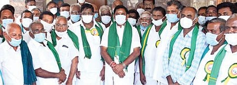 சேலம் நெடுஞ்சாலை நகரில் உள்ள இல்லத்தில் தங்கியிருந்த முதல்வர் பழனிசாமியை தமிழக விவசாயிகள் கூட்டமைப்பினர் நேற்று சந்தித்து தேர்தலில் அதிமுக கூட்டணிக்கு தங்கள் ஆதரவை தெரிவித்தனர்.