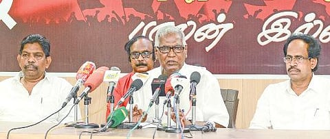 இந்திய கம்யூனிஸ்ட் கட்சியின் தேசிய பொதுச் செயலாளர் டி.ராஜா சென்னை தி.நகர் பாலன் இல்லத்தில் நேற்று பத்திரிகையாளர்களை சந்தித்து பேசினார். உடன், கட்சியின் மாநில துணைச் செயலாளர் மு.வீரபாண்டியன், செயற்குழு உறுப்பினர் என்.பெரியசாமி, நிர்வாகக்குழு உறுப்பினர் ஜி.ஆர்.ரவீந்திரநாத் உள்ளிட்டோர்.படம்: பு.க.பிரவீன்