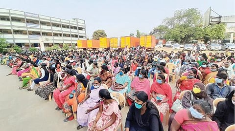 தேர்தல் வரலாற்றில் முதல்முறையாக சுகாதாரப் பணியாளர்கள் வாக்குச்சாவடிகளில் பணியாற்ற உள்ளனர். இதுதொடர்பான முன்னேற்பாட்டுப் பணிகளுக்காக சென்னை தாம்பரம் வள்ளுவர் குருகுலம் பள்ளிக்கு நேற்று வந்திருந்த சுகாதாரப் பணியாளர்கள்.படம்: எம்.முத்துகணேஷ்