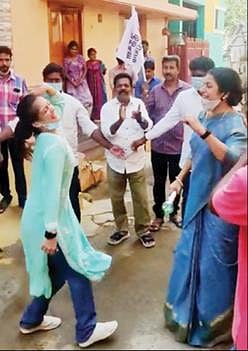 கோவை சாயியாபா காலனியில் தேர்தல் பிரச்சாரத்தின் போது நடனம் ஆடிய அக்ஷரா ஹாசன், நடிகை சுஹாசினி மணிரத்னம்.