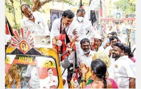 அன்னை சத்யா நகர் பகுதியில் பிரச்சாரத்தில் ஈடுபட்ட திமுக வேட்பாளர் எம்.கே.மோகன். படங்கள்: பு.க.பிரவீன்