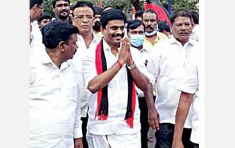 புளியந்தோப்பு பகுதியில் வாக்கு சேகரிக்கிறார் திமுக வேட்பாளர் இ.பரந்தாமன்.