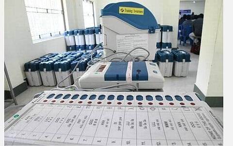 தமிழகத்தில் நாளை தேர்தல்: 234 தொகுதிகளுக்கும் வாக்குப்பதிவு இயந்திரங்கள் அனுப்பும் பணி தொடக்கம்