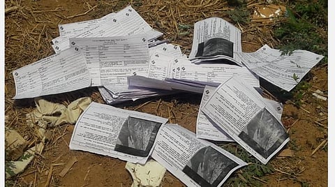 கரூர் மாவட்டம் குளித்தலை பெரியார் நகர் முள்காடு பகுதியில் உள்ள குப்பைத் தொட்டியில் வீசப்பட்டுள்ள வாக்காளர் தகவல் சீட்டுகள்