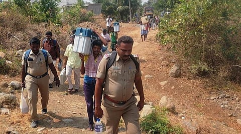 தலைச்சுமையாக கொண்டு செல்லப்பட்ட வாக்குப்பதிவு இயந்திரங்கள்.