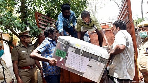 கோவை வடக்குத் தொகுதிக்குட்பட்ட காப்பு அறையான, சித்தாப்புதூர் மாநகராட்சிப் பள்ளியில் இருந்து , வாக்குச்சாவடிகளுக்கு இன்று பெட்டியில் போட்டு எடுத்துச் செல்லப்பட்ட மின்னணு வாக்குப்பதிவு இயந்திரங்கள் | படம் : ஜெ.மனோகரன்.