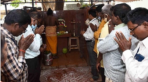 அரியமங்கலம் கோட்ட அலுவலக வளாகத்தில் உள்ள கோயிலில் சிறப்பு வழிபாட்டில் ஈடுபட்ட திருச்சி கிழக்குத் தொகுதி தேர்தல் அலுவலர் உள்ளிட்டோர்.