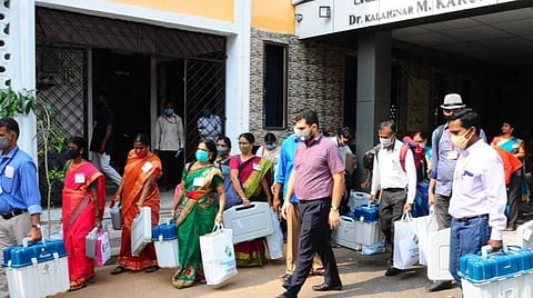 காரைக்கால் அறிஞர் அண்ணா அரசு கலைக் கல்லூரி வளாகத்திலிருந்து வாக்குப் பதிவு இயந்திரங்களை கொண்டு செல்லும் வாக்குச்சாவடி அலுவலர்கள்