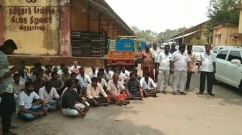 டிரைவர் பேட்டா கொடுக்காததால் வாக்குப் பதிவு இயந்திரங்களை எடுத்துச் செல்ல மறுத்து ஓட்டுநர்கள் போராட்டம்