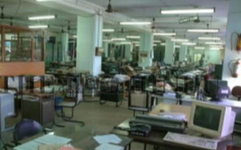 அமைச்சர் பெயரைப் பயன்படுத்தி அரசு வேலை வாங்கித் தருவதாகக் கூறி ரூ. 2.10 லட்சம் மோசடி: அதிமுக நகரச் செயலாளர்கள் மீது எஸ்.பி அலுவலகத்தில் புகார்