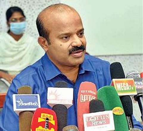 சட்டப்பேரவை தேர்தல் வாக்குப்பதிவு இன்று நடைபெறுவது தொடர்பாக, வேலூரில் நேற்று செய்தியாளர்களை சந்தித்த மாவட்ட தேர்தல் நடத்தும் அலுவலரும், மாவட்ட ஆட்சியருமான சண்முகசுந்தரம்.படம்: வி.எம்.மணிநாதன்.