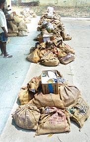 திருவண்ணாமலை ஊராட்சி ஒன்றிய அலுவலகத்தில் இருந்து வாக்குச்சாவடிக்கு கொண்டு செல்லப்படும் மின்னணு வாக்குப்பதிவு இயந்திரங்கள். அடுத்த படம்: வாக்குச்சாவடிக்கு கொண்டு செல்ல தயார் நிலையில் வைக்கப்பட்டுள்ள அழியா மை உள்ளிட்ட உபகரணங்கள்.படங்கள்:இரா.தினேஷ்குமார்.