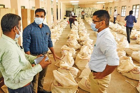 தூத்துக்குடி அரசினர் பாலிடெக்னிக் கல்லூரியில் இருந்து வாக்குச்சாவடிகளுக்கான பொருட்களை பிரித்து அனுப்பும் பணியை மாவட்ட தேர்தல் அலுவலரான ஆட்சியர் கி.செந்தில் ராஜ் பார்வையிட்டு ஆய்வு செய்தார்.படம்: என்.ராஜேஷ்