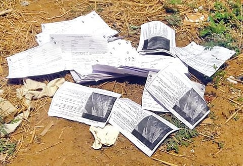 கரூர் மாவட்டம் குளித்தலை பெரியார் நகர் பகுதியில் உள்ள குப்பைத் தொட்டியில் கிடந்த வாக்காளர் தகவல் சீட்டுகள்.