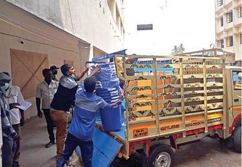 திருவள்ளூரில் வாக்குச்சாவடிகளுக்கு எழுது பொருட்கள் உள்ளிட்ட வாக்குப்பதிவுக்கு தேவையான பொருட்களை அனுப்பிவைத்த ஊழியர்கள்.