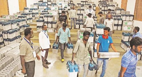 வாக்குச்சாவடிகளுக்கு வாக்குப்பதிவு இயந்திரங்கள் - ஜிபிஎஸ் கருவி பொருத்தப்பட்ட வாகனங்களில் சென்றன :