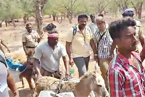 ஈரோடு மாவட்டம் அந்தியூர் தொகுதிக்குட்பட்ட கத்திரி மலையில் அமைக்கப்பட்டுள்ள வாக்குச்சாவடிக்கு, வாகனங்கள் செல்ல முடியாத நிலையில், கழுதைகள் மூலம் மின்னணு வாக்குப்பதிவு இயந்திரம் உள்ளிட்ட பொருட்கள் கொண்டு செல்லப்பட்டன.