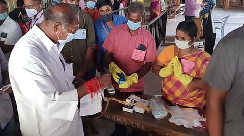 டூவீலரில் வந்து நல்ல நேரத்துக்கு காத்திருந்து வாக்களித்த ரங்கசாமி