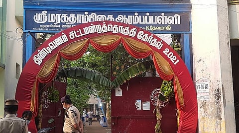 திண்டிவனத்தில் உள்ள தனியார் பள்ளியில் விழாக்கோலம் பூண்ட வாக்குச்சாவடி.