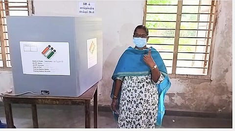 அரியலூர் அரசு தொழிற்பயிற்சி நிலையத்தில் தனது வாக்கினை பதிவு செய்து விட்டு விரலை காண்பிக்கும் ஆட்சியர் த.ரத்னா.