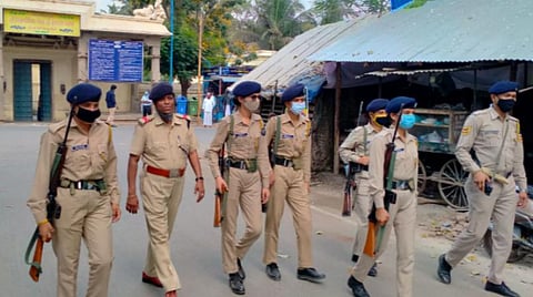 புதுச்சேரி பாகூர் பகுதியில் பதற்றமான வாக்குச்சாவடி அருகே பாதுகாப்புப் பணியில் மத்தியப் படையினர்.