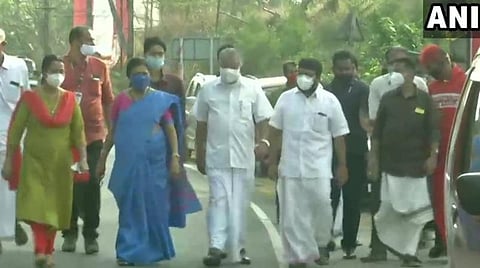 கேரள முதல்வர் பினராயி விஜயன் தர்மடம் தொகுதியில் வாக்களிக்க வந்த காட்சி: படம் | ஏஎன்ஐ.