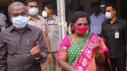 கணவர் சவுந்தரராஜனுடன் வந்து வாக்களித்தார் தெலங்கானா ஆளுநர் தமிழிசை.