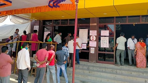 புதுச்சேரி மூலக்குளம் வசந்தராஜா திரையரங்களில் வாக்களிக்க வரிசையில் காத்திருக்கும் மக்கள்.