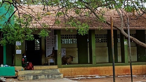 மதுரையில் பூத் சிலிப் இல்லாமல் வாக்குப்பதிவு தாமதம்: விஏஓ அலுவலகத்தில் குவிந்த வாக்காளர்கள்