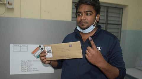 வேலூரில் விஜய் திரைப்பட பாணியில் ஆய்வுக்குரிய வாக்கைப் பதிவு செய்த வங்கி ஊழியர்