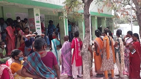 மதுரை தேர்தல் துளிகள்: மாலையில் அதிகரித்த வாக்குப்பதிவு சதவீதம், ஸ்டேட்டஸில் வாக்குப்பதிவு இயந்திரத்தை வைத்த வாக்காளர், இன்னும் பல சுவாரஸ்ய நிகழ்வுகள்