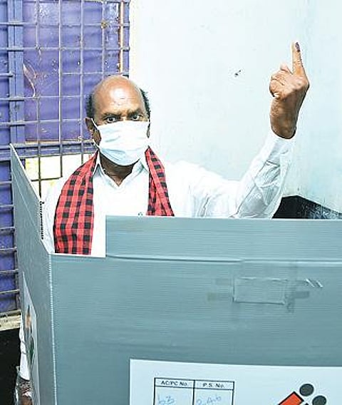 திருவண்ணாமலை அரசு கலை கல்லூரியில் வாக்களிக்க காத்திருந்த சாதுக்கள். அடுத்த படம்: வந்தவாசி அடுத்த அருங்குணம் கிராமத்தில் உள்ள வாக்குச்சாவடியில் சமூக இடைவெளியின்றி வாக்களிக்க காத்திருந்த வாக்காளர்கள்.