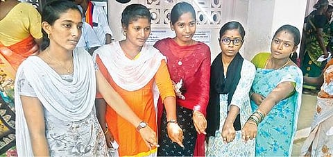 திருவண்ணாமலை அடுத்த கிளியாப்பட்டு ஊராட்சி ஒன்றிய தொடக்க பள்ளியில் முதல் முறையாக வாக்களித்த இளம்பெண்கள்.படம்: இரா.தினேஷ்குமார்.