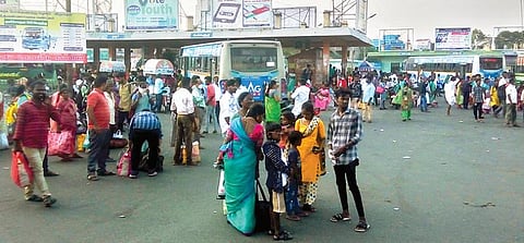 திருவண்ணாமலை பேருந்து நிலையத்தில் பேருந்துகளுக்காக காத்திருந்த பயணிகள்.