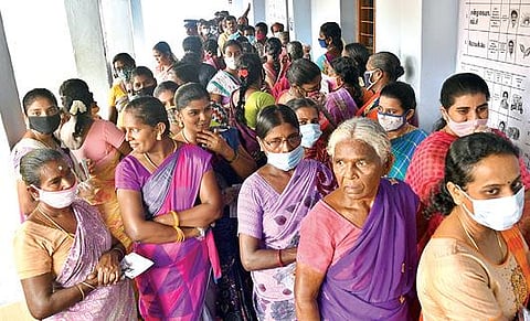 தூத்துக்குடி மாவட்டம் ஓட்டப்பிடாரம் சட்டப்பேரவைத் தொகுதி தருவைகுளம் வாக்குச்சாவடியில் சமூக இடைவெளியின்றியும், முகக்கவசம் அணியாமலும் வாக்களிக்க காத்திருந்த வாக்காளர்கள். படம்: என்.ராஜேஷ்.