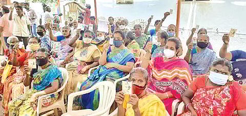 தூத்துக்குடியில் தேர்தல் புறக்கணிப்பு போராட்டத்தில் ஈடுபட்ட ராஜீவ் நகர் மக்கள்.