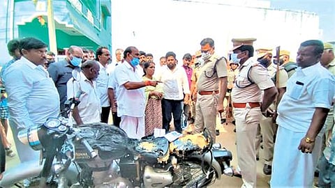 கோவில்பட்டி புதுக்கிராமம் முகமது சாலிகாபுரத்தில் தீ வைத்து எரிக்கப்பட்ட அதிமுக கிளை செயலாளர் பைக்கை எஸ்.பி.ஜெயக்குமார் பார்வையிட்டு விசாரணை நடத்தினார்.