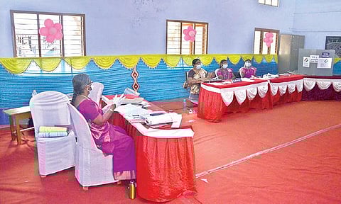 திருநெல்வேலி மாவட்டத்தில் சட்டப் பேரவை தேர்தல் வாக்குப்பதிவு நடைபெற்ற பல்வேறு வாக்குச் சாவடிகளில் மாவட்ட காவல் கண்காணிப்பாளர் நெ. மணிவண்ணன் ஆய்வு மேற்கொண்டார்.