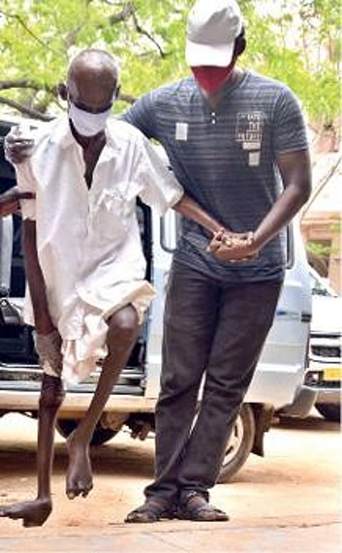 பாளையங்கோட்டை காதுகேளாதோர் பள்ளியில் அமைக்கப்பட்டிருந்த வாக்குச் சாவடியில் வாக்களிக்க வந்த மாற்றுத்திறனாளிகளுக்கு சக்கரநாற்காலி வசதி செய்து தரப்படவில்லை. இதனால் தன்னார்வலர் மூலம் தூக்கிச் செல்லப்பட்டும், கைத்தாங்கலாக நடத்தி செல்லப்பட்டும் சிரமப்பட்டு அவர்கள் வாக்குகளை செலுத்தினர். படங்கள்: மு. லெட்சுமி அருண்.