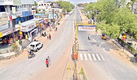 தேர்தலையொட்டி நேற்று பொதுவிடுமுறை என்பதால், திருநெல்வேலி வண்ணார்பேட்டை சாலை வெறிச்சோடிக் கிடந்தது. படம்: மு.லெட்சுமி அருண்.