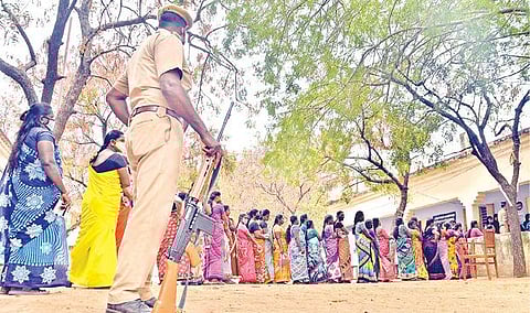 நாங்குநேரி தொகுதி, ரெட்டியார்பட்டி அரசு மேல்நிலைப்பள்ளி வாக்குச்சாவடியில் நீண்ட வரிசையில் வாக்காளர்கள் காத்திருந்து வாக்களித்தனர். படம்: மு. லெட்சுமி அருண்.
